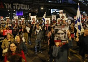 Tel Aviv’de binlerce İsrailli protestocu Netanyahu’ya istifa ve erken seçim çağrısı yaptı