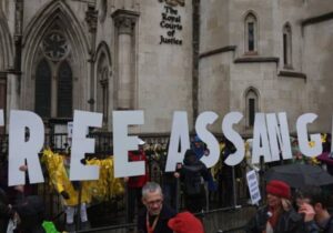 Londra Yüksek Mahkemesi, Julian Assange’a Britanya’dan sınır dışı edilmesine karşı temyize gitme izni verdi
