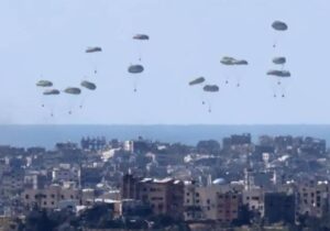 Gazze’de açlık: Filistinliler gökyüzünden gelecek yardımı gözlüyor