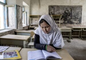 Afganistan’da yeni eğitim yılı başladı; Taliban kız çocuklara yine izin vermedi