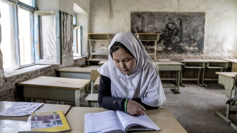 Afganistan’da yeni eğitim yılı başladı; Taliban kız çocuklara yine izin vermedi