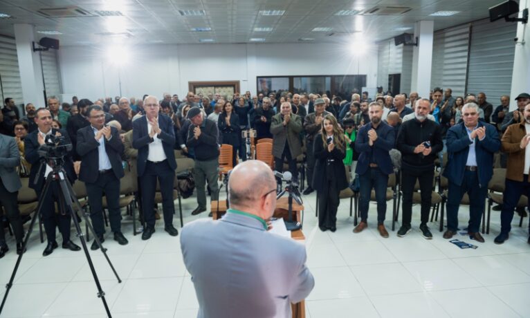 Lefkoşa’da Kızılyürek heyecanı: İnsanlar salona sığmadı, Niyazi Hoca ayakta alkışlandı