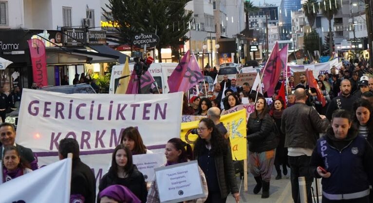 “Kadınlar olarak devletten ve patronlardan alacaklıyız!”