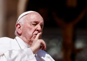 Papa Francis: “Ukrayna ‘beyaz bayrak’ cesaretine sahip olmalı”