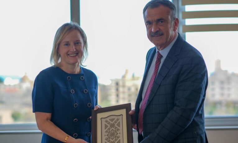 ABD’nin Kıbrıs Büyükelçisi Julie D. Fisher Mağusa Belediye Başkanı Süleyman Uluçay’ı ziyaret etti