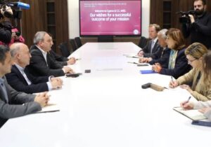 AKEL Genel Sekreteri Stefanu, Maria Angela Holguin ile görüştü