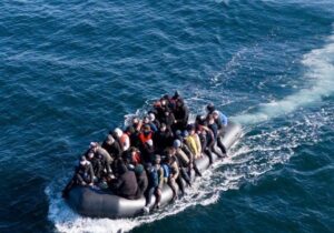 İngiltere, sığınma başvuruları reddedilen kişilere Ruanda’ya gitmeleri için para teklif etmeyi planlıyor