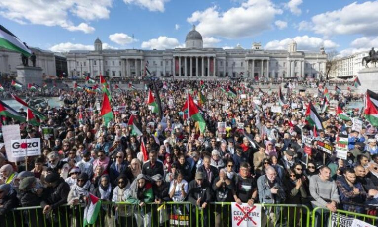 İngiltere’de yüz binler Gazze için yürüdü: “Vergilerimiz İsrail’in savaş suçlarını fonluyor”