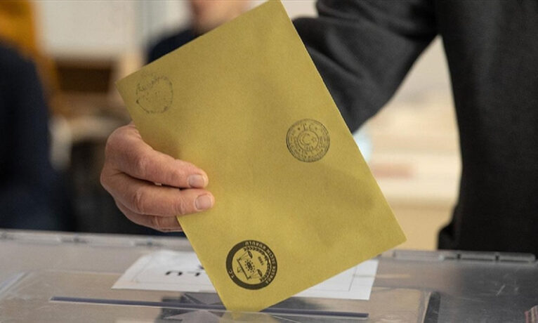 Türkiye sandık başında: Yurt genelinde oy verme işlemi başladı