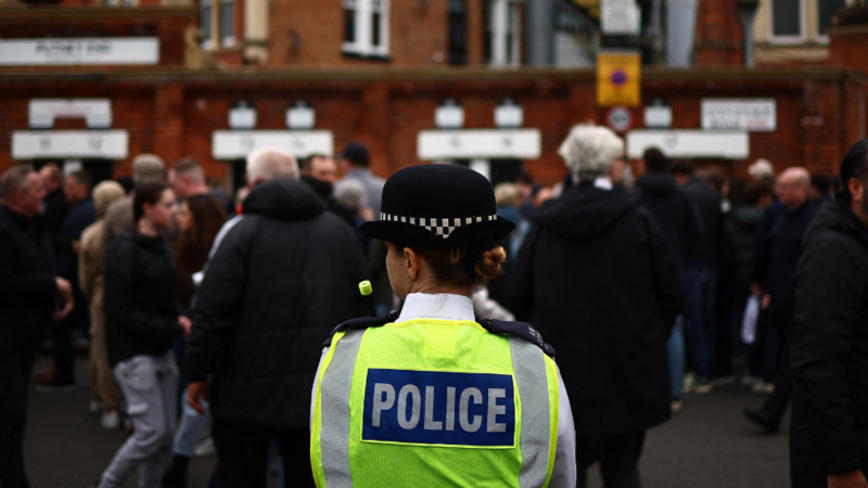 İngiltere’de polis, silah ruhsatı almak isteyenlerin eşleriyle de mülakat yapmaya başladı