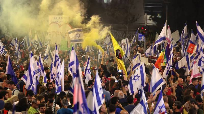 Netanyahu protestosu: Binlerce kişi erken seçim çağrısında bulundu