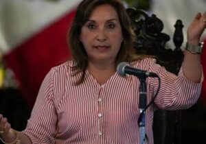 Lüks saatlerini mal varlığı olarak beyan etmediği için yolsuzlukla suçlanan Peru Devlet Başkanı Boluarte, görevden alınmayacak