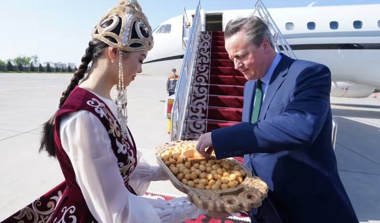 Cameron, Orta Asya turu için 42 milyon sterlinlik lüks jet kiraladı; eleştirilerin hedefinde