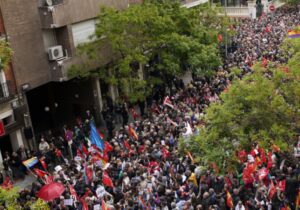 Madrid’de toplanan binlerce kişi, İspanya Başbakanı Sanchez’den istifa etmemesini istedi