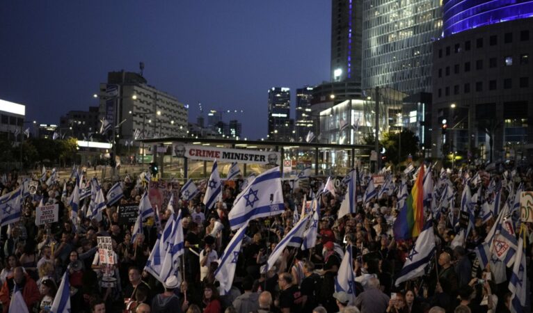 İsrail’de binlerce kişi Netanyahu hükümetini protesto etti: “Crime Minister”