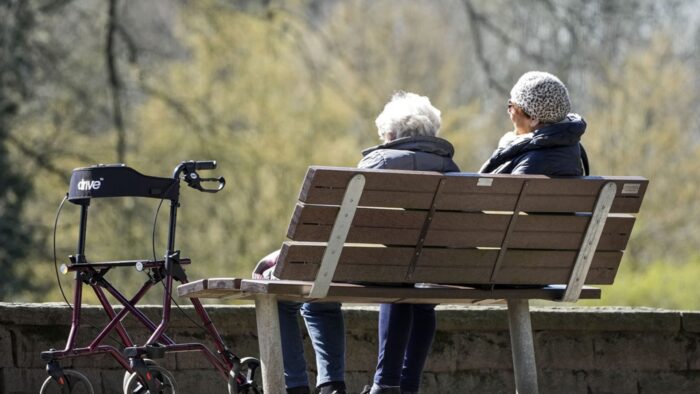Almanya’da hükümet emekli maaşlarına enflasyonun iki katı zam yaptı