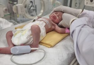 Gazze’de İsrail saldırısında ölen annenin karnındaki bebek kurtarıldı