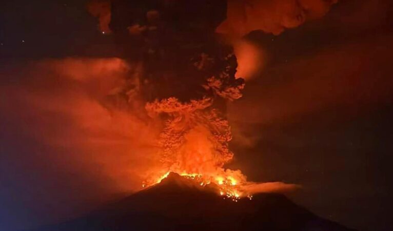 Endonezya’da Ruang Yanardağında volkanik patlama: Bölgeden binlerce kişi tahliye ediliyor