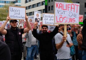Almanya’da göstericiler ‘İslam halifeliği’ kurulması çağrısında bulundu
