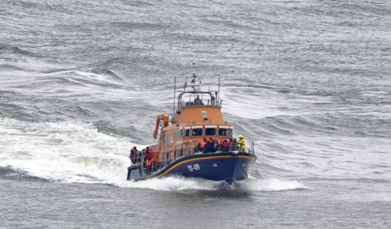İngiltere’ye gitmek üzere Manş Denizi’ni geçmeye çalışan beş göçmen öldü