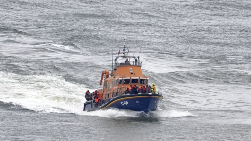 İngiltere’ye gitmek üzere Manş Denizi’ni geçmeye çalışan beş göçmen öldü