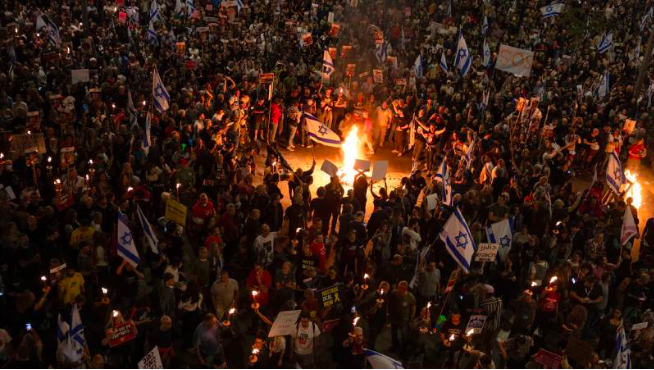 İsrail’de on binlerce insan hükümete karşı yürüdü, Gazze’deki rehineler için anlaşmaya varılmasını istedi