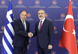 Türkiye ve Yunanistan Dışişleri Bakanları Londra’da buluştu