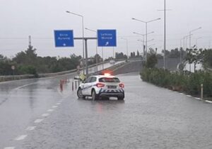 Olumsuz hava koşulları nedeniyle kapatılan yollar trafiğe açıldı