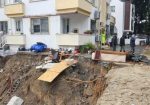 İnşaatta toprak kayması: 4 apartman tahliye ediliyor