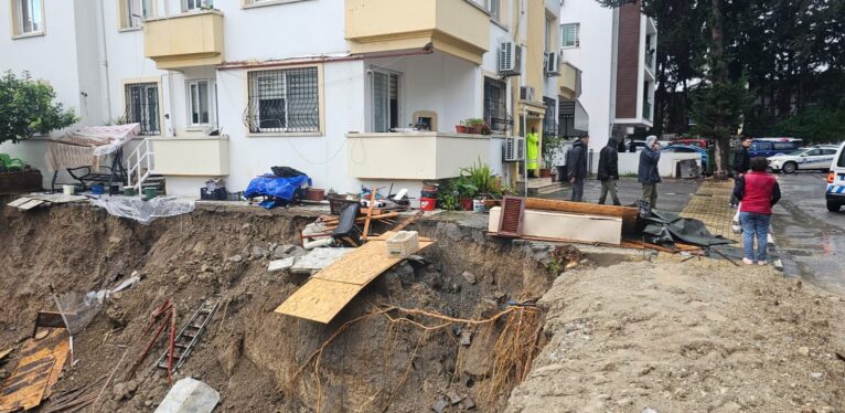 İnşaatta toprak kayması: 4 apartman tahliye ediliyor