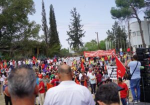 Adanın dört bir tarafından gelen emekçiler Lefkoşa’dan dünyaya barış mesajı verdi