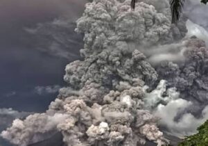 Endonezya’daki yanardağ patlaması Malezya’ya kül saçtı ve havalimanlarını kapattı