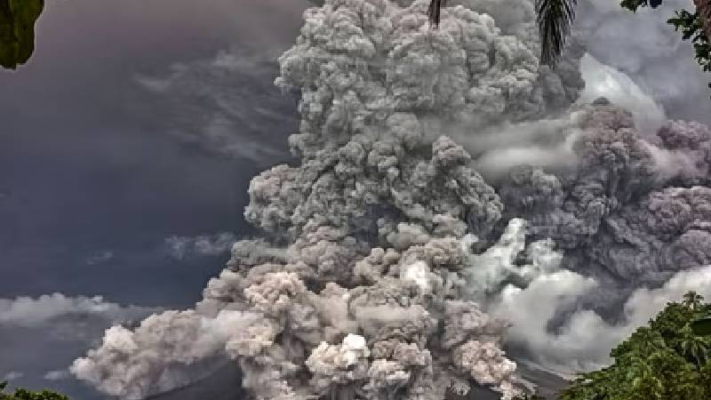 Endonezya’daki yanardağ patlaması Malezya’ya kül saçtı ve havalimanlarını kapattı
