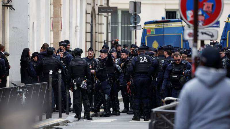 Fransa’da polis, Sciences Po üniversitesini işgal eden ve Gazze savaşını protesto eden öğrencileri okuldan çıkardı