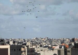 Gazze’ye havadan bırakılan yardımların paraşütleri açılmadı: Çok sayıda ölü ve yaralı var