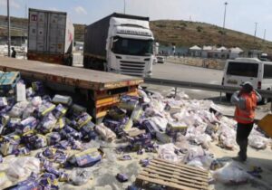 Gazze’ye giden yardım kamyonlarını engelleyip, tahıl çuvallarını yırtarak açtılar