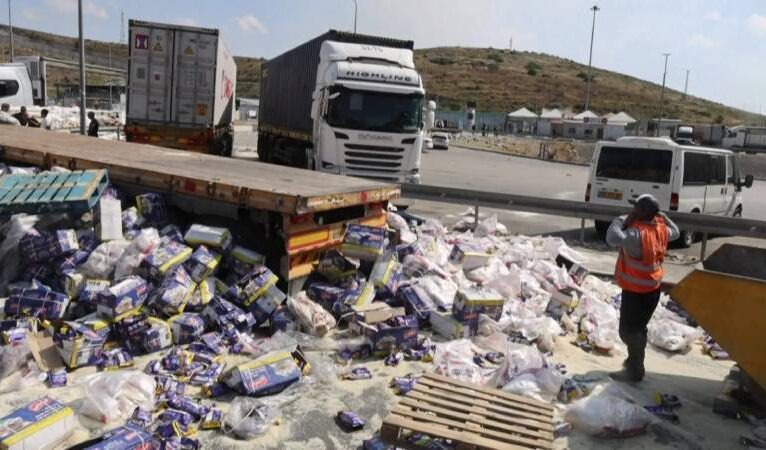 Gazze’ye giden yardım kamyonlarını engelleyip, tahıl çuvallarını yırtarak açtılar