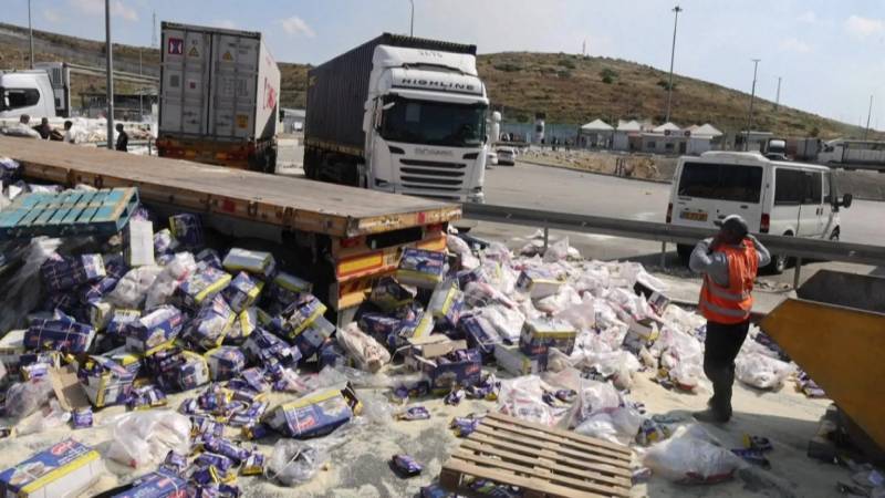 Gazze’ye giden yardım kamyonlarını engelleyip, tahıl çuvallarını yırtarak açtılar