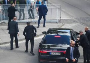 Suikast girişiminde ağır yaralanan Slovakya Başbakanı Robert Fico hayati tehlikeyi atlattı