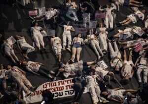 İsrailliler, esir takası anlaşması ve Netanyahu’nun istifası talebiyle sokaklara indi