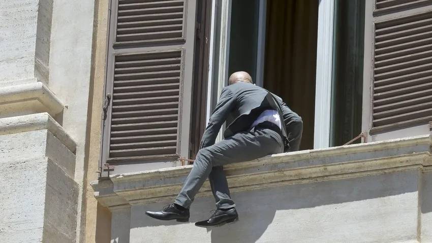 İtalyan siyasetçi pencereden atlayıp Filistin bayrağı astı