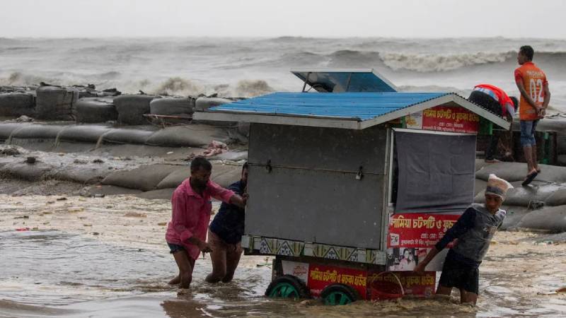 Şiddetli fırtınayla yağmur Hindistan ve Bangladeş’i vurdu; 1 milyondan fazla kişi tahliye edildi
