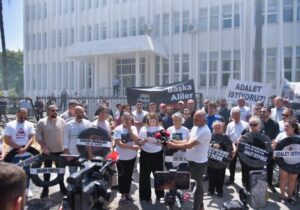 Acılı aileler Ulaştırma Bakanlığı önünde: Devlet trafikte üzerine düşen sorumluluğu üstlenmeli