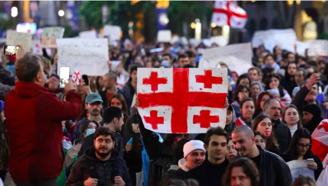 Kitlesel protestolara sebep olmuştu: “Yabancı etki” yasası Gürcistan parlamentosunda kabul edildi