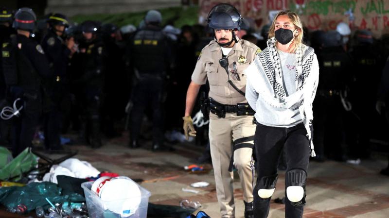 California Üniversitesi’ndeki Filistin yanlısı göstericilere polis müdahale etti, gözaltılar var