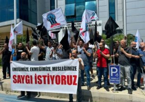 Kasaplar Birliği Tarım Bakanlığına siyah çelenk bıraktı