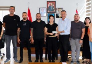 Mağusa halk koşusundan elde edilen gelir Şampiyon Melekleri Yaşatma Derneği’ne bağışlandı