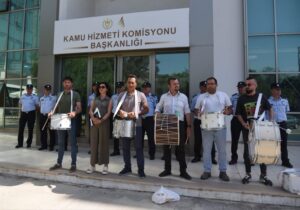 Öğretmenler Kamu Hizmeti Komisyonu önünde davul çaldı