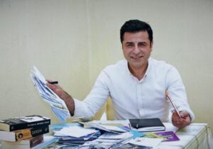 Demirtaş: “Erdoğan’ın, hakkında yazılmış bir tane tarihe kalacak şiiri, yönetmeni, romancısı, oyun yazarı yok, olamayacak”