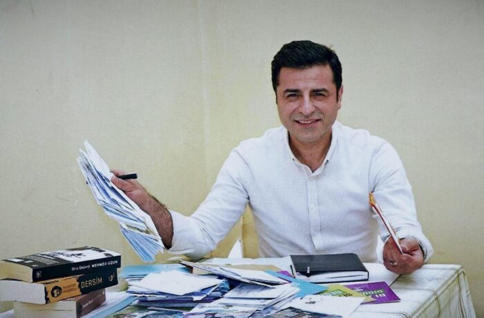 Demirtaş: “Erdoğan’ın, hakkında yazılmış bir tane tarihe kalacak şiiri, yönetmeni, romancısı, oyun yazarı yok, olamayacak”